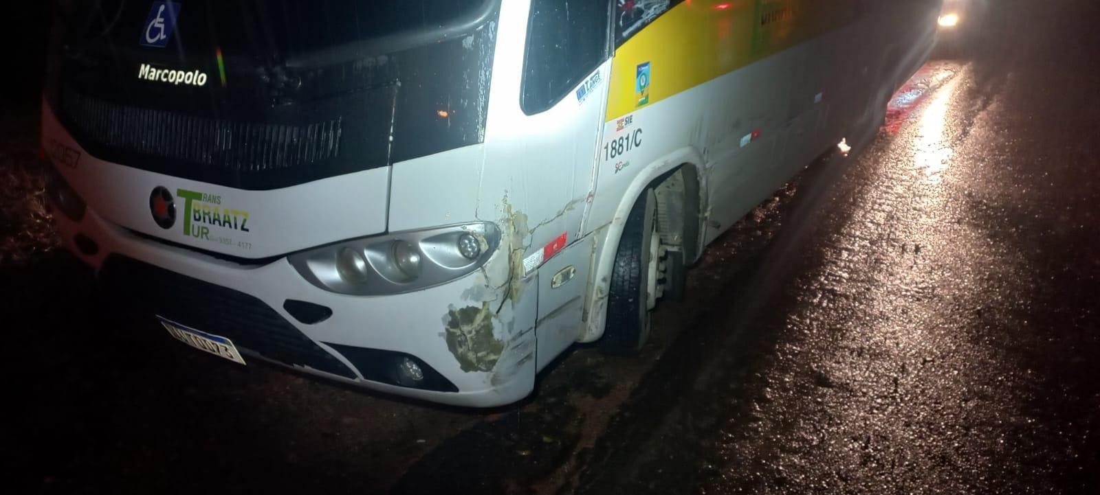 Motorista foge após colisão entre carro e ônibus 